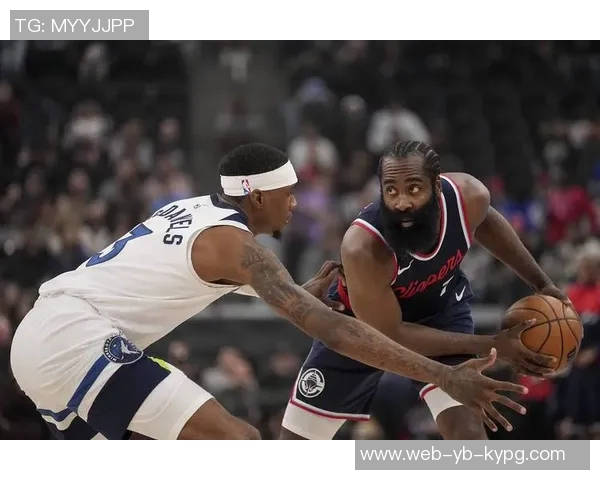 兰德尔半场表现稳定12投4中贡献13分5篮板1助攻状态回暖助力球队奋战