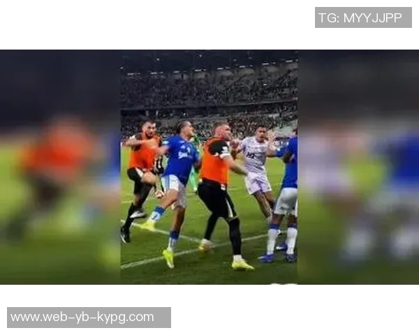 广岛球员失误送机会米内罗头球被解围路易斯补射遗憾中柱